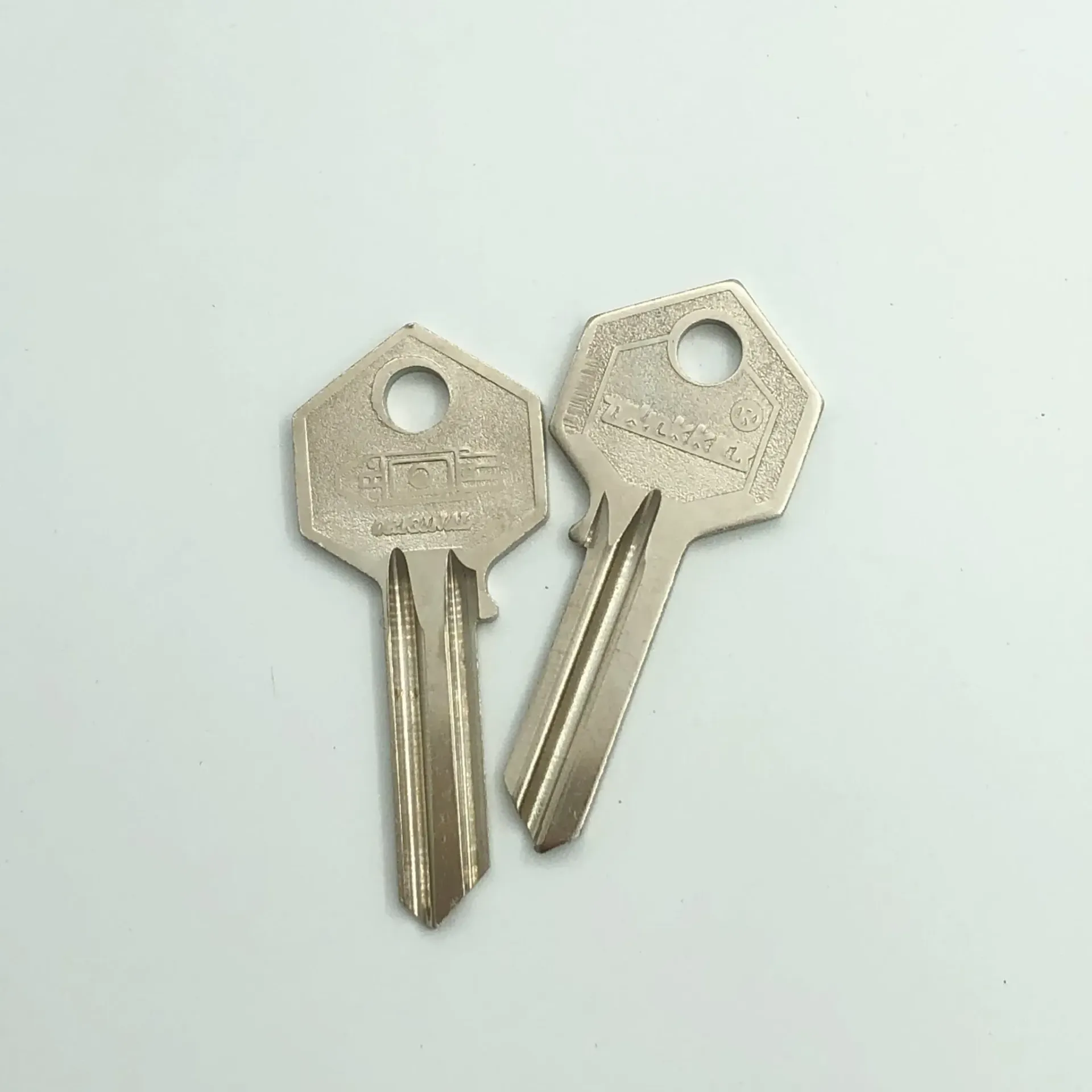 MODELO LLAVE 1000 LISA X 100 UND DERECHA